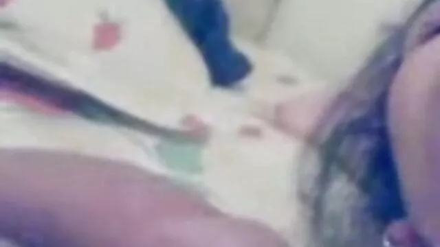سبزه زیبا با موهای فرفری با لباس یکنواخت بازی فیلم سکسی در خانه می کند